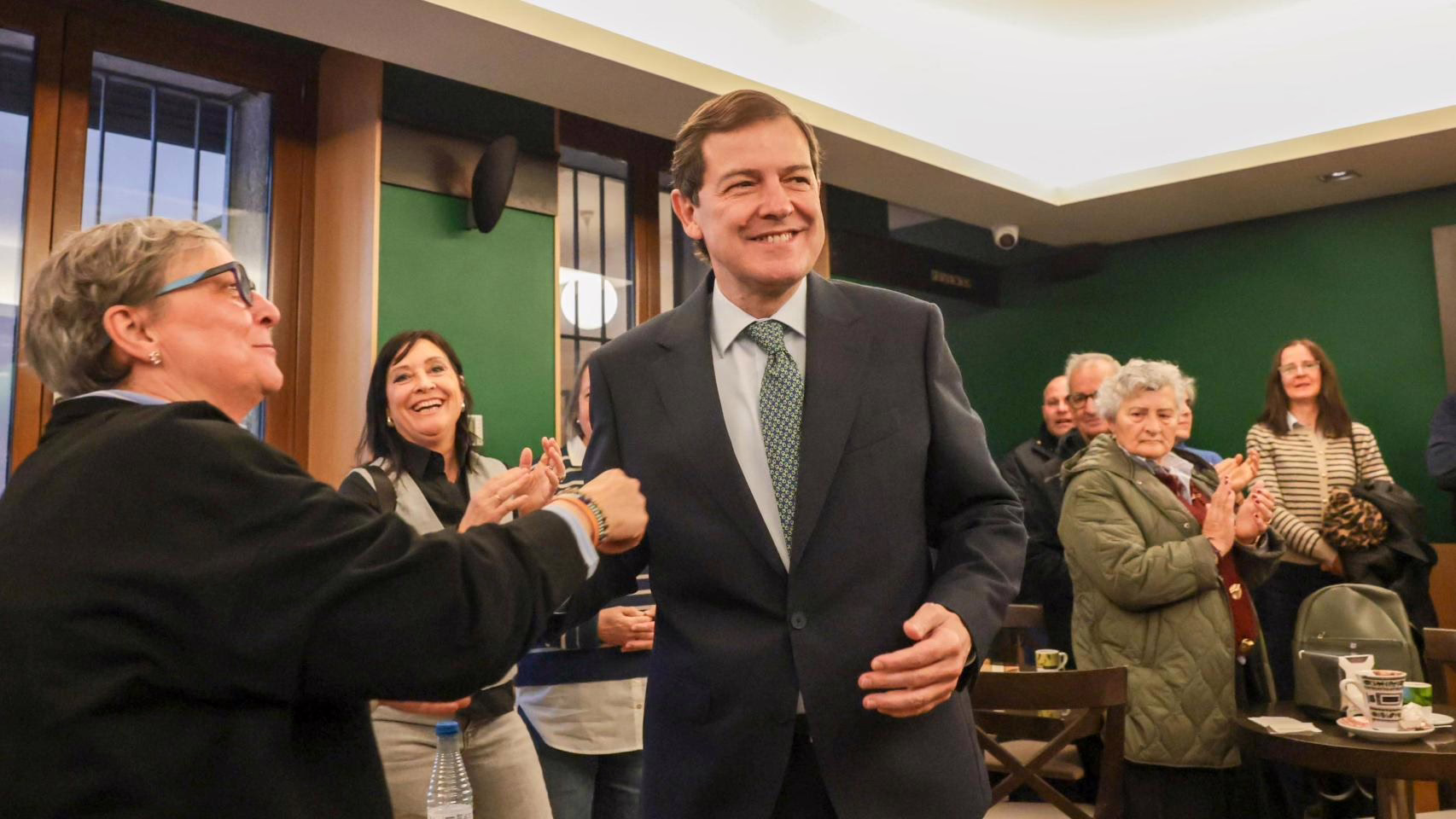 Mañueco se compromete a cubrir tres meses de aportes para autónomos en baja médica en Castilla y León.