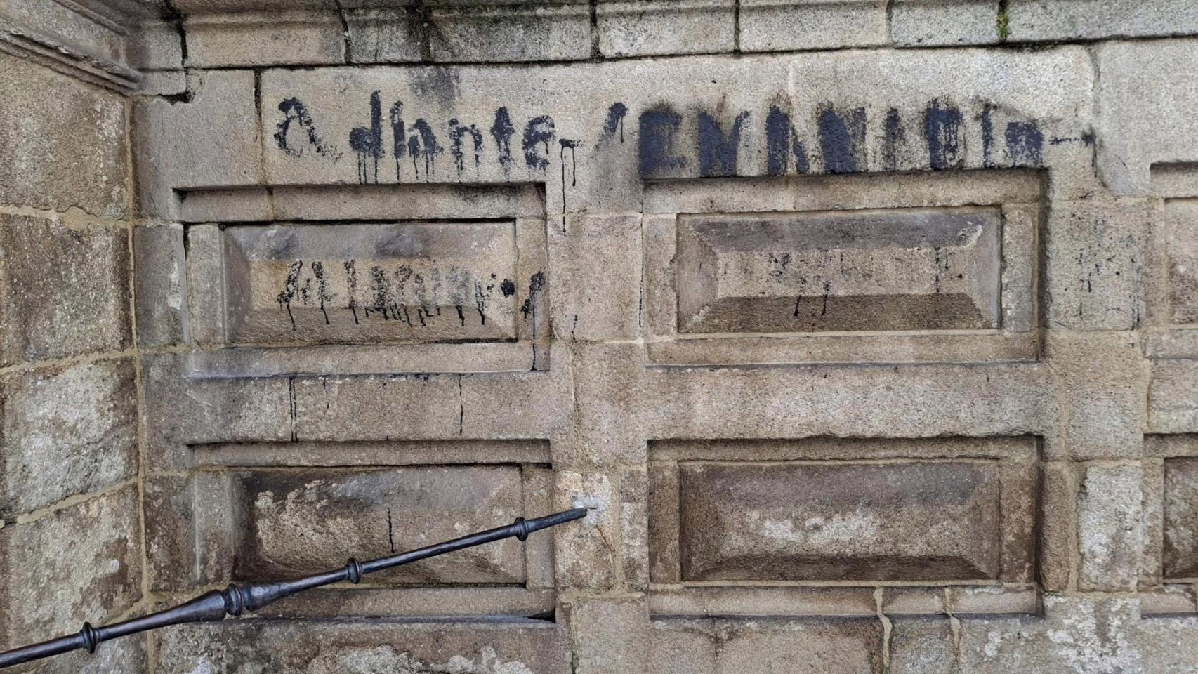 Un rodaje de Netflix elimina la emblemática grafiti del poeta Celso Emilio Ferreiro en Celanova (Ourense)