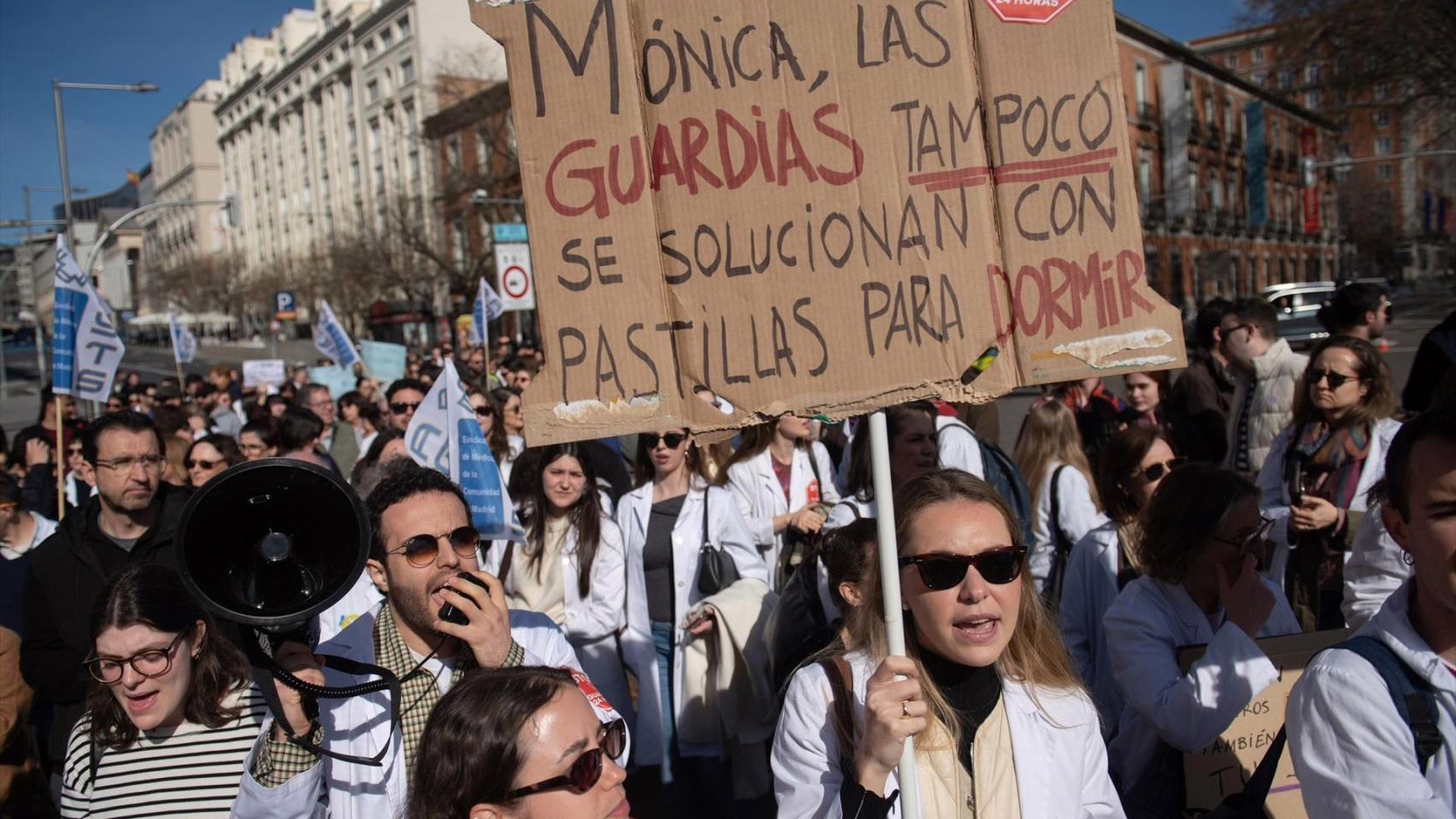 Ayuso conquista a los médicos al respaldar su enfrentamiento con Mónica García, quien movilizó la marea blanca en su contra.