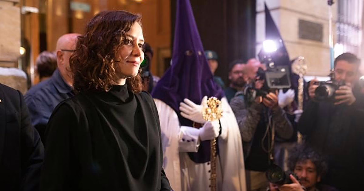 Ayuso visita Málaga para encontrarse con la Legión y presenciar la Madrugá en Sevilla.