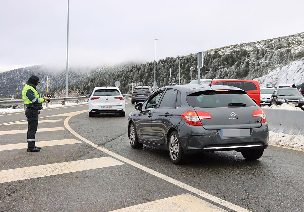 Las quejas sobre el transporte en la sierra norte de Madrid no detienen la M-607.