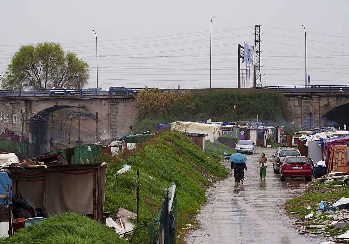 Dos poblados de viviendas precarias amenazan las líneas ferroviarias entre Villaverde y Leganés.