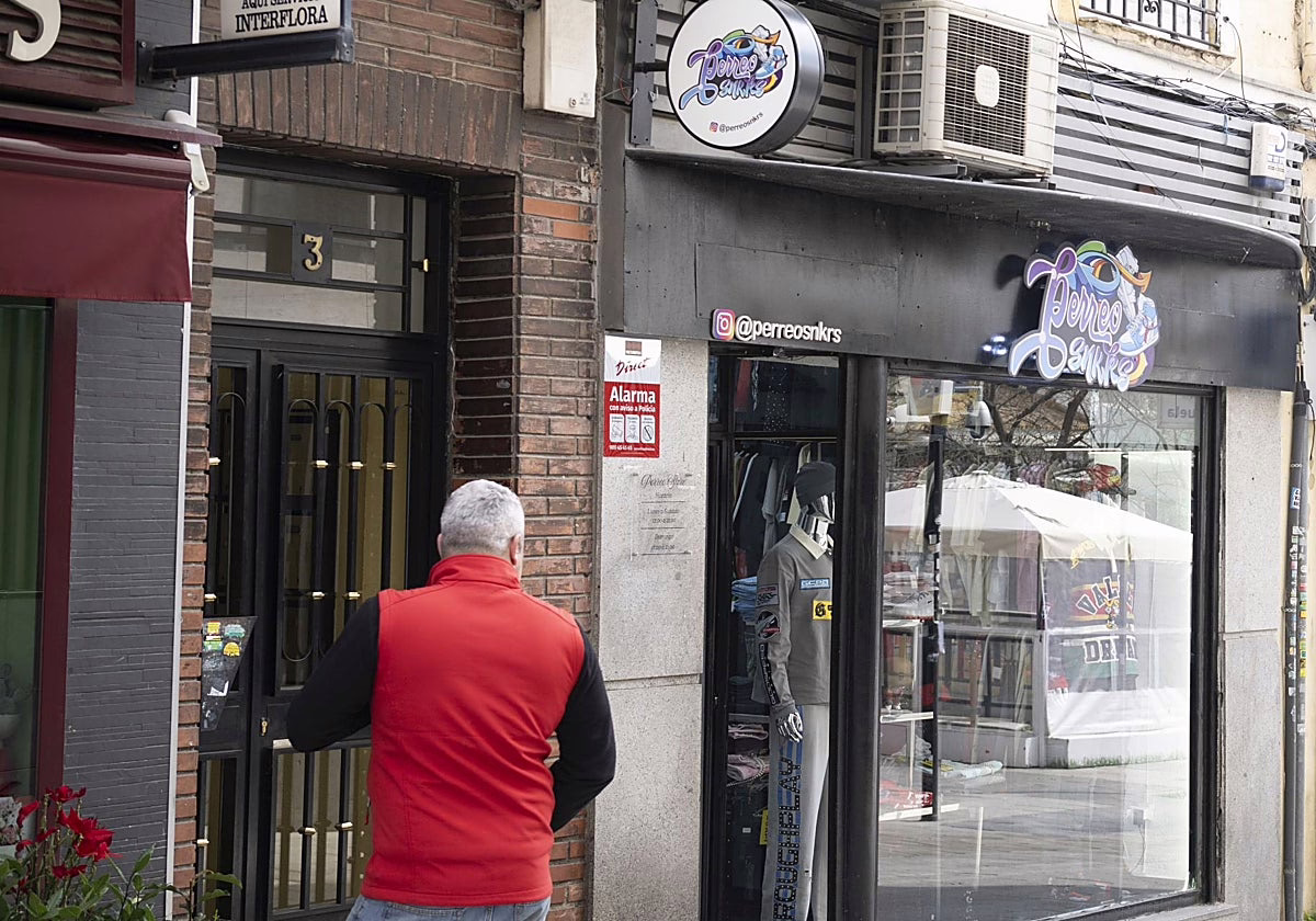 Arrestado el líder de las zapatillas deportivas por fraude, amenazas y posesión de armas en Vallecas.