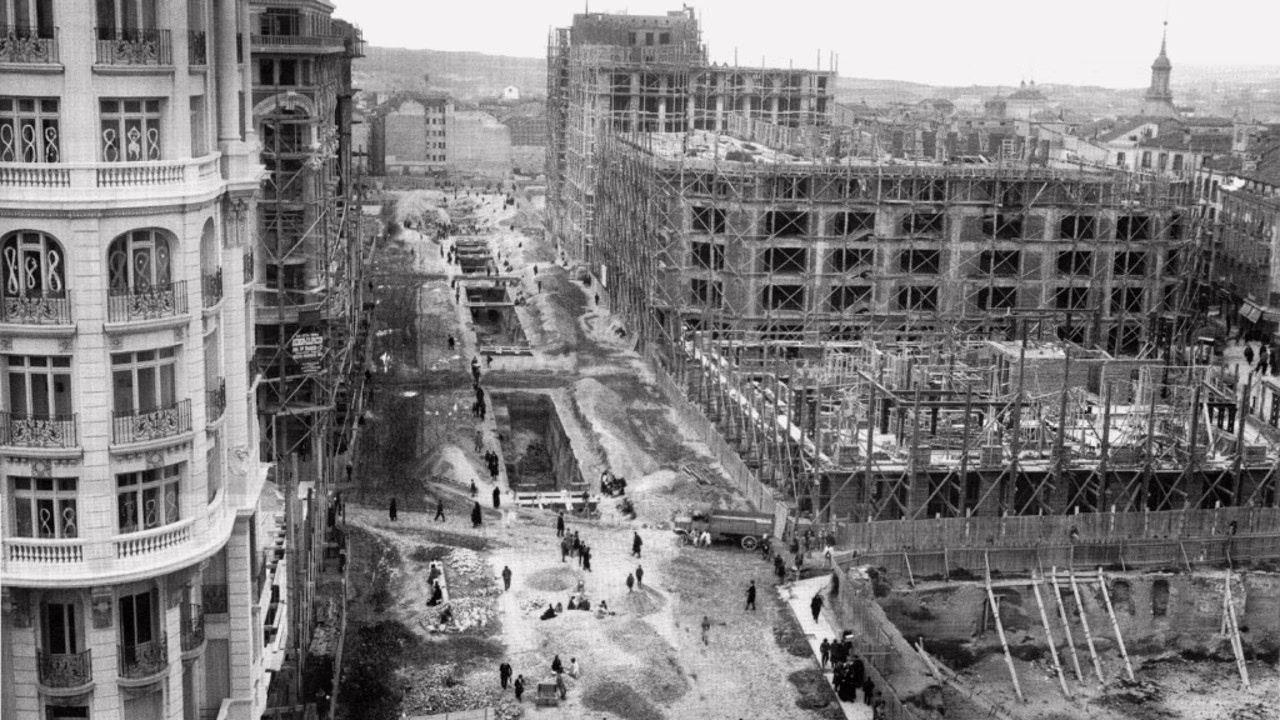 La construcción de la Gran Vía en Madrid requirió la demolición de más de 300 viviendas y la eliminación de 50 calles.