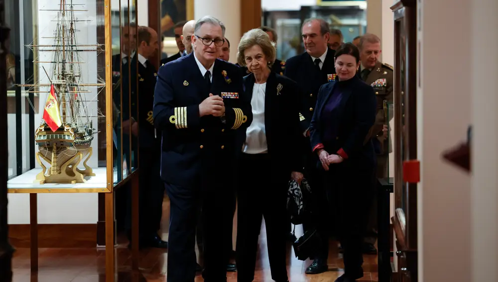 La reina Sofía visita la exposición 'La bandera que vino del mar. Los colores que nos identifican'