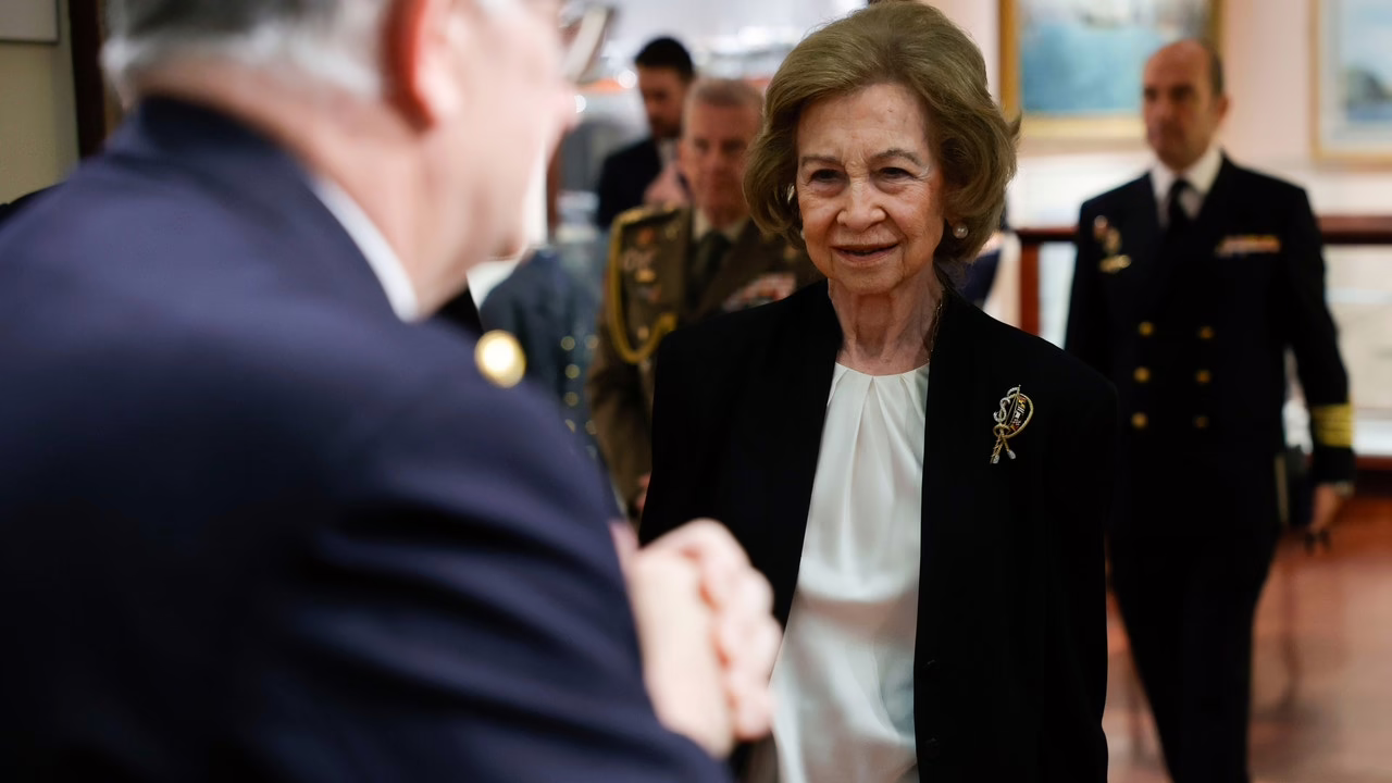 La blusa blanca que transforma su apariencia.