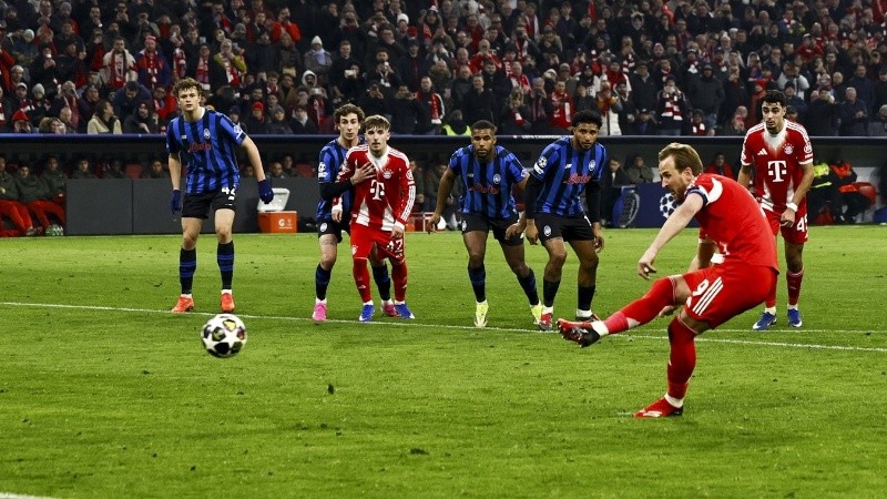 Kane marca de penal uno de sus dos tantos de la noche en Alemania. (EFE) Kane marca de penal uno de sus dos tantos de la noche en Alemania. (EFE)