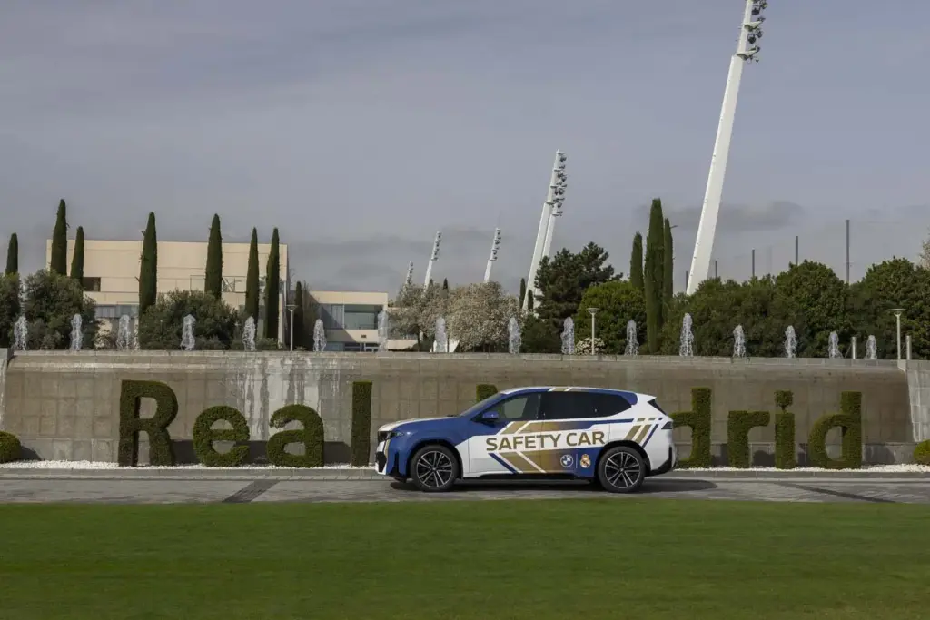 El Real Madrid 'ficha' a un nuevo escudero: el impresionante BMW que acompañará al equipo en el próximo derbi 8 Motor16 BMW IX3 SAFETY CAR REAL MADRID8 Motor16