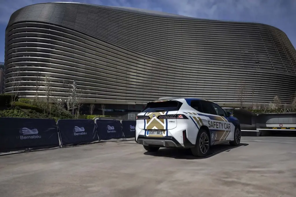 El Real Madrid 'ficha' a un nuevo escudero: el impresionante BMW que acompañará al equipo en el próximo derbi 4 Motor16 BMW IX3 SAFETY CAR REAL MADRID3 Motor16