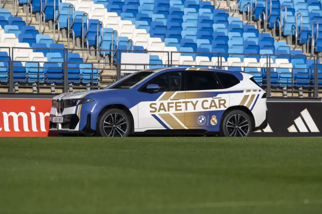 El Real Madrid 'ficha' a un nuevo escudero: el impresionante BMW que acompañará al equipo en el próximo derbi 2 Motor16 BMW IX3 SAFETY CAR REAL MADRID9 Motor16