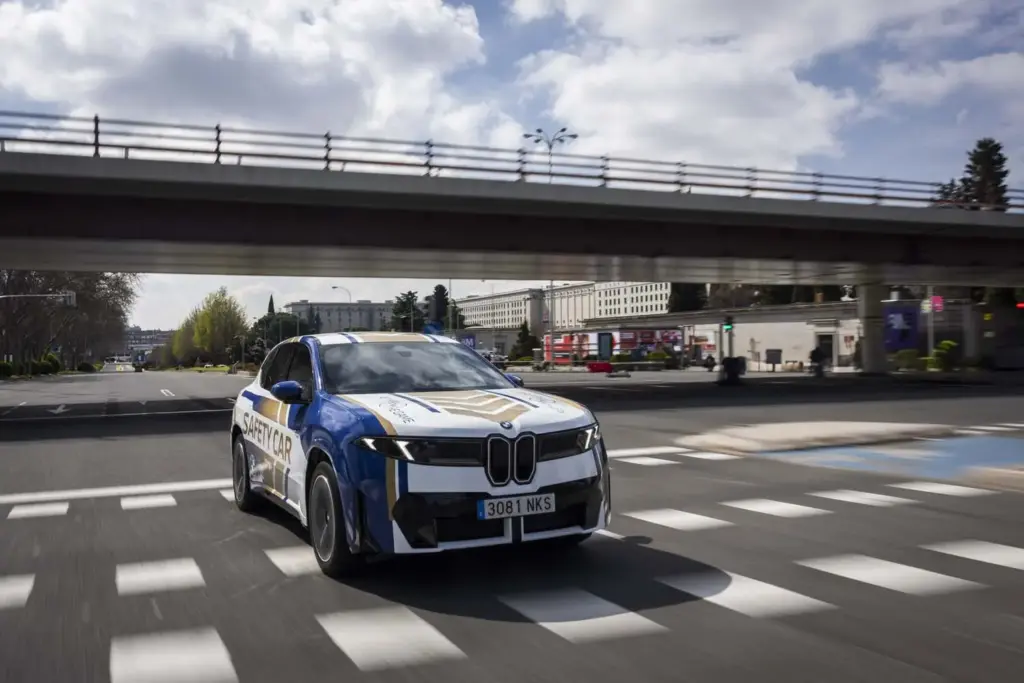 El Real Madrid 'ficha' a un nuevo escudero: el impresionante BMW que acompañará al equipo en el próximo derbi 5 Motor16 BMW IX3 SAFETY CAR REAL MADRID5 Motor16