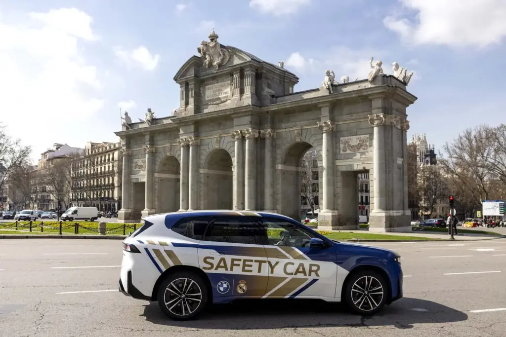 El Real Madrid 'ficha' a un nuevo escudero: el impresionante BMW que acompañará al equipo en el próximo derbi 7 Motor16 BMW IX3 SAFETY CAR REAL MADRID7 Motor16