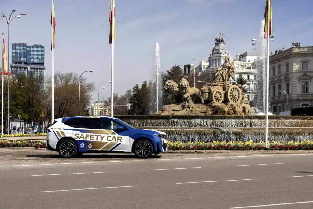 El Real Madrid 'ficha' a un nuevo escudero: el impresionante BMW que acompañará al equipo en el próximo derbi 6 Motor16 BMW IX3 SAFETY CAR REAL MADRID6 Motor16