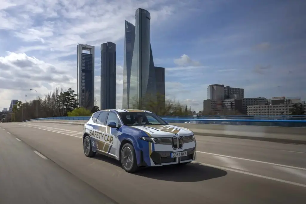 El Real Madrid 'ficha' a un nuevo escudero: el impresionante BMW que acompañará al equipo en el próximo derbi 3 Motor16 BMW IX3 SAFETY CAR REAL MADRID15 Motor16