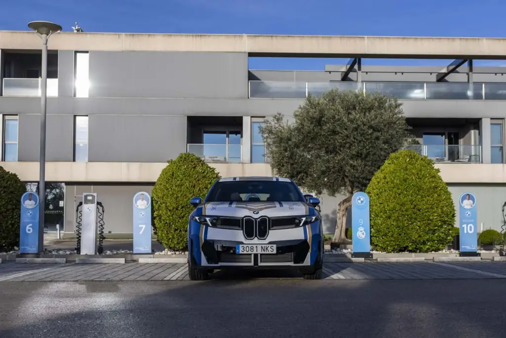 El Real Madrid 'ficha' a un nuevo escudero: el impresionante BMW que acompañará al equipo en el próximo derbi 10 Motor16 BMW IX3 SAFETY CAR REAL MADRID11 Motor16