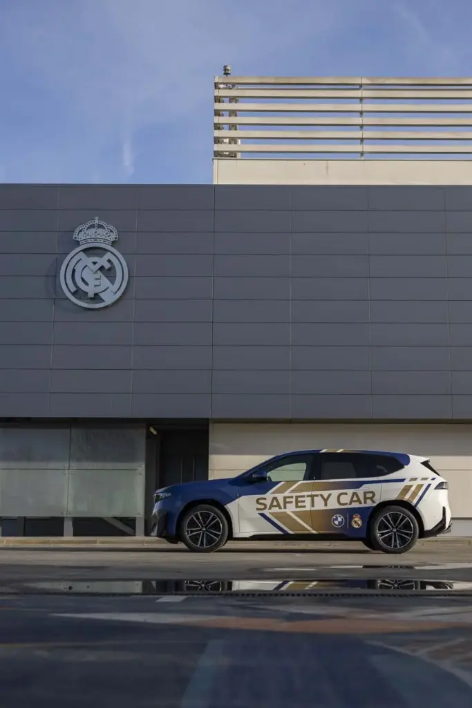 El Real Madrid 'ficha' a un nuevo escudero: el impresionante BMW que acompañará al equipo en el próximo derbi 9 Motor16 BMW IX3 SAFETY CAR REAL MADRID10 Motor16