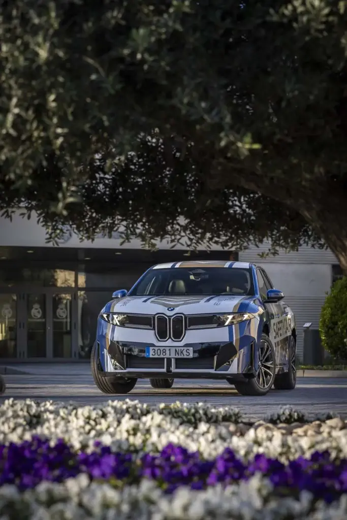 El Real Madrid 'ficha' a un nuevo escudero: el impresionante BMW que acompañará al equipo en el próximo derbi 12 Motor16 BMW IX3 SAFETY CAR REAL MADRID13 Motor16
