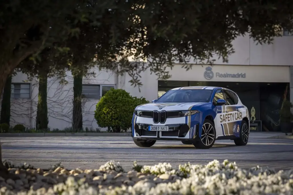 El Real Madrid 'ficha' a un nuevo escudero: el impresionante BMW que acompañará al equipo en el próximo derbi 13 Motor16 BMW IX3 SAFETY CAR REAL MADRID14 Motor16