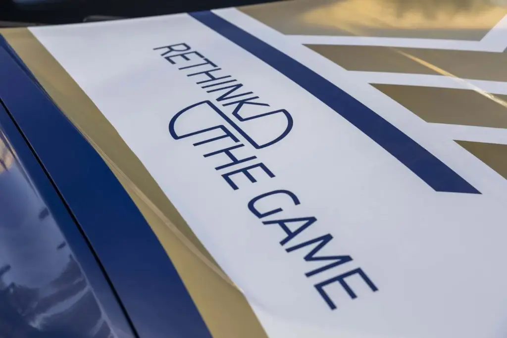 El Real Madrid 'ficha' a un nuevo escudero: el impresionante BMW que acompañará al equipo en el próximo derbi 11 Motor16 BMW IX3 SAFETY CAR REAL MADRID12 Motor16