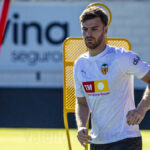 Lucas Beltrán, mediapunta del Valencia CF cedido por la Fiorentina, durante un entrenamiento tras su recuperación de la lesión de rodilla