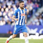 Edu Expósito, capitán del RCD Espanyol, durante un partido de LaLiga EA Sports con el brazalete de capitán blanquiazul