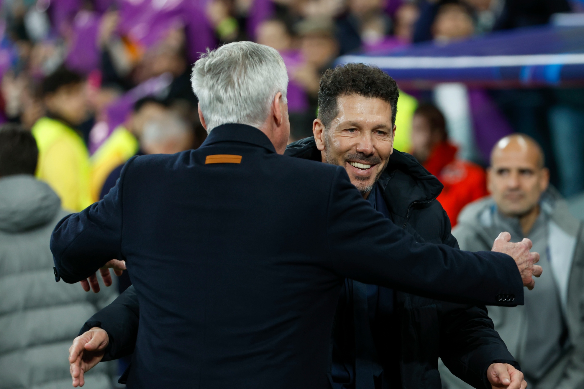 Simeone saludando a Ancelotti en un partido en el Bernabéu.