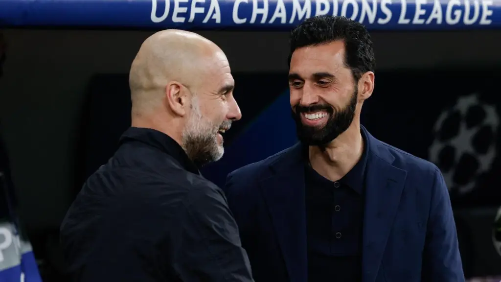 Pep Guardiola y Álvaro Arbeloa, saludándose antes del partido de Champions League