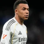 Kylian Mbappé vistiendo la camiseta del Real Madrid durante la temporada 2025-26, delantero que ha revelado en París que estuvo lidiando con molestias en la rodilla izquierda durante la primera parte de la temporada