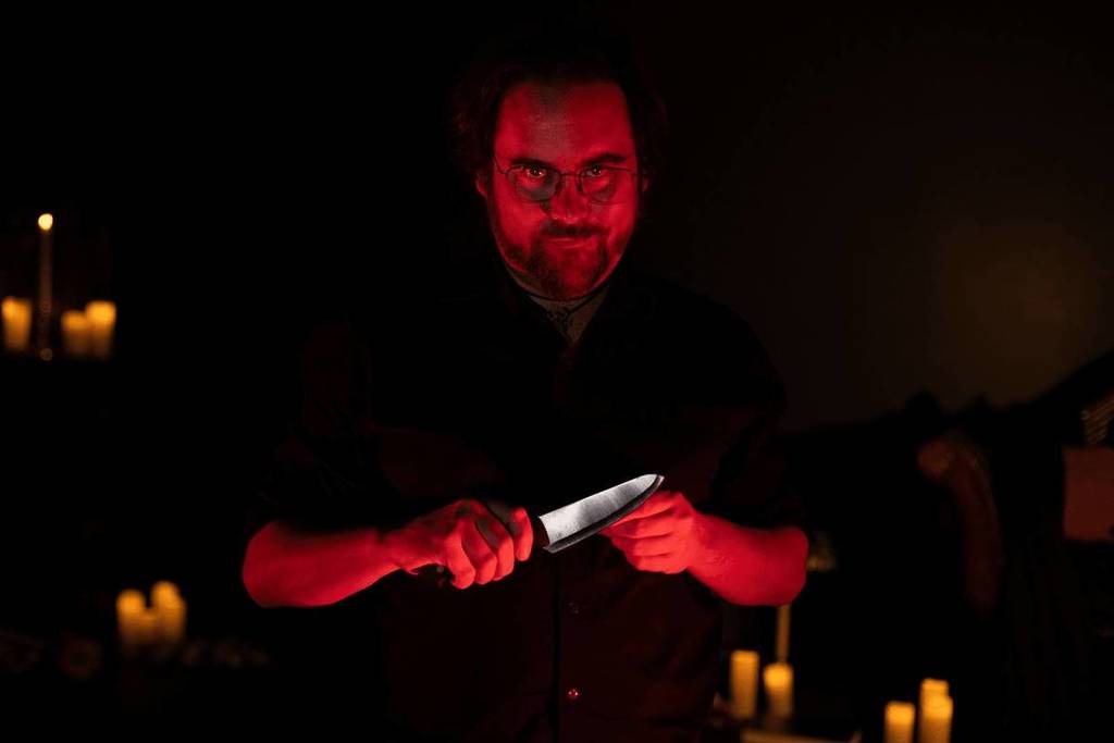 Primer plano de un actor que interpreta a un asesino en serie en Serial Killer Speakeasy.