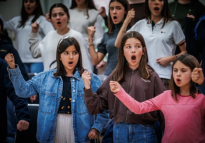 Varias pequeñas cantoras, en un momento del ensayo
