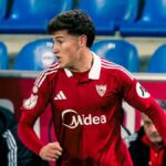 Oso celebrando un gol con la camiseta del Sevilla FC en el derbi ante el Betis