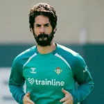 Isco Alarcón entrenándose con la equipación verde del Real Betis en la ciudad deportiva Luis del Sol durante su recuperación de una lesión de cartílago en marzo de 2026.