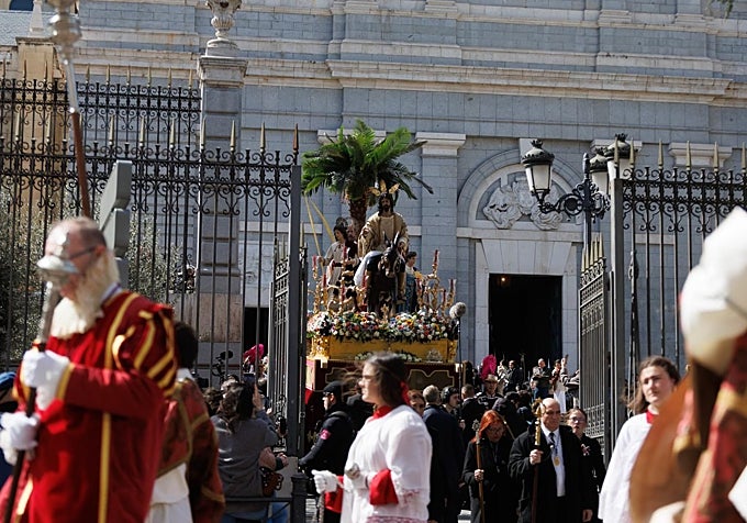 La procesión de La Borriquita, en su salida de la catedral de La Almudena, este domingo