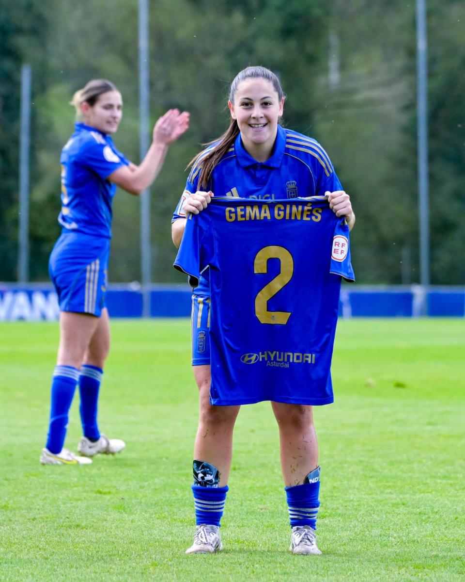 Andrea Sordo homenajeando a Gema Ginés tras gol del Real Oviedo