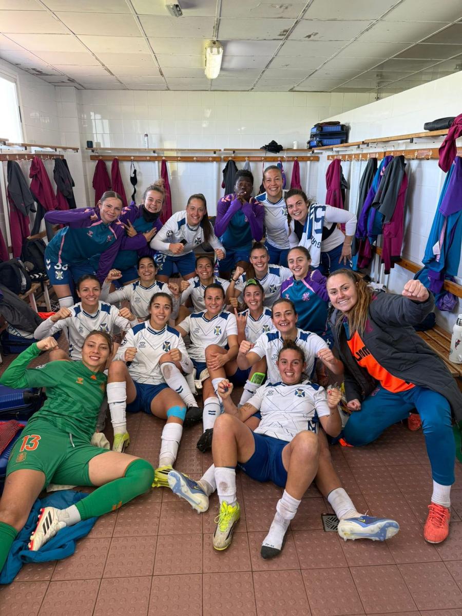 Jugadoras del Tenerife B celebrando victoria ante Villarreal CF