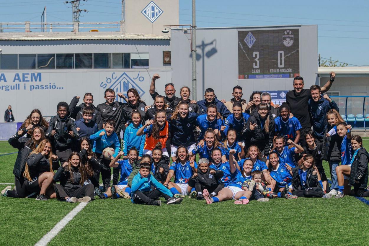 Jugadoras del AEM Lleida celebrando victoria ante Fundación Alba