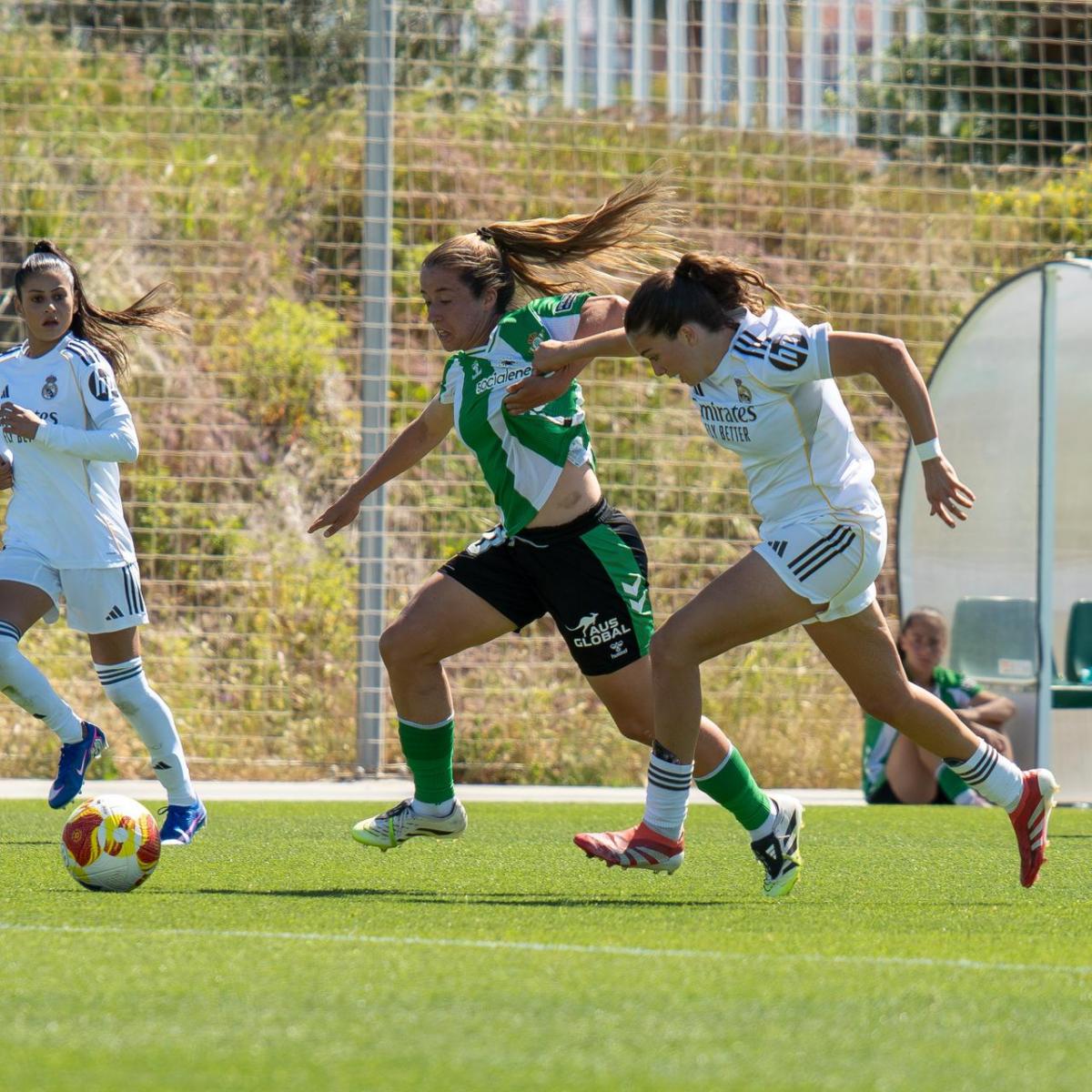 Jugadoras del Real Betis y Real Madrid B en Primera RFEF Femenina