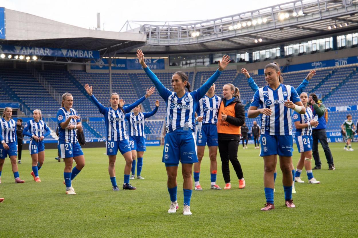 Jugadoras del Alavés agradeciendo a la afición en el Mendizorrotza
