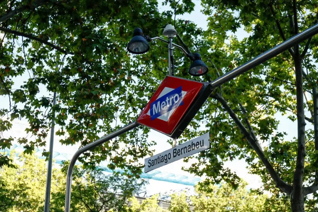 Las obras de Bernabéu aprietan a toda la red del transporte madrileño 2 Cartel de la estación de Metro Santiago Bernabéu