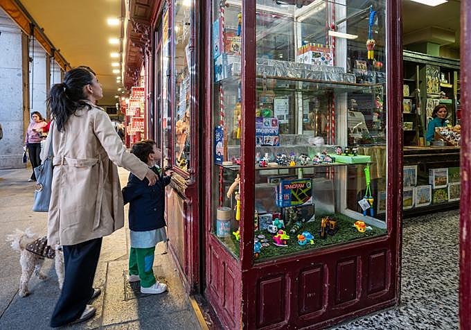 Últimos visitantes del Bazar Arribas, poco antes de su cierre definitivo