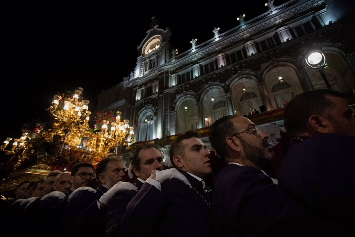 La ciudad se llena de vida con la tradición de las procesiones.