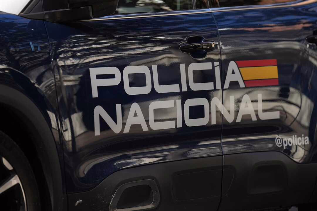 Cinco arrestos y oficiales lesionados.