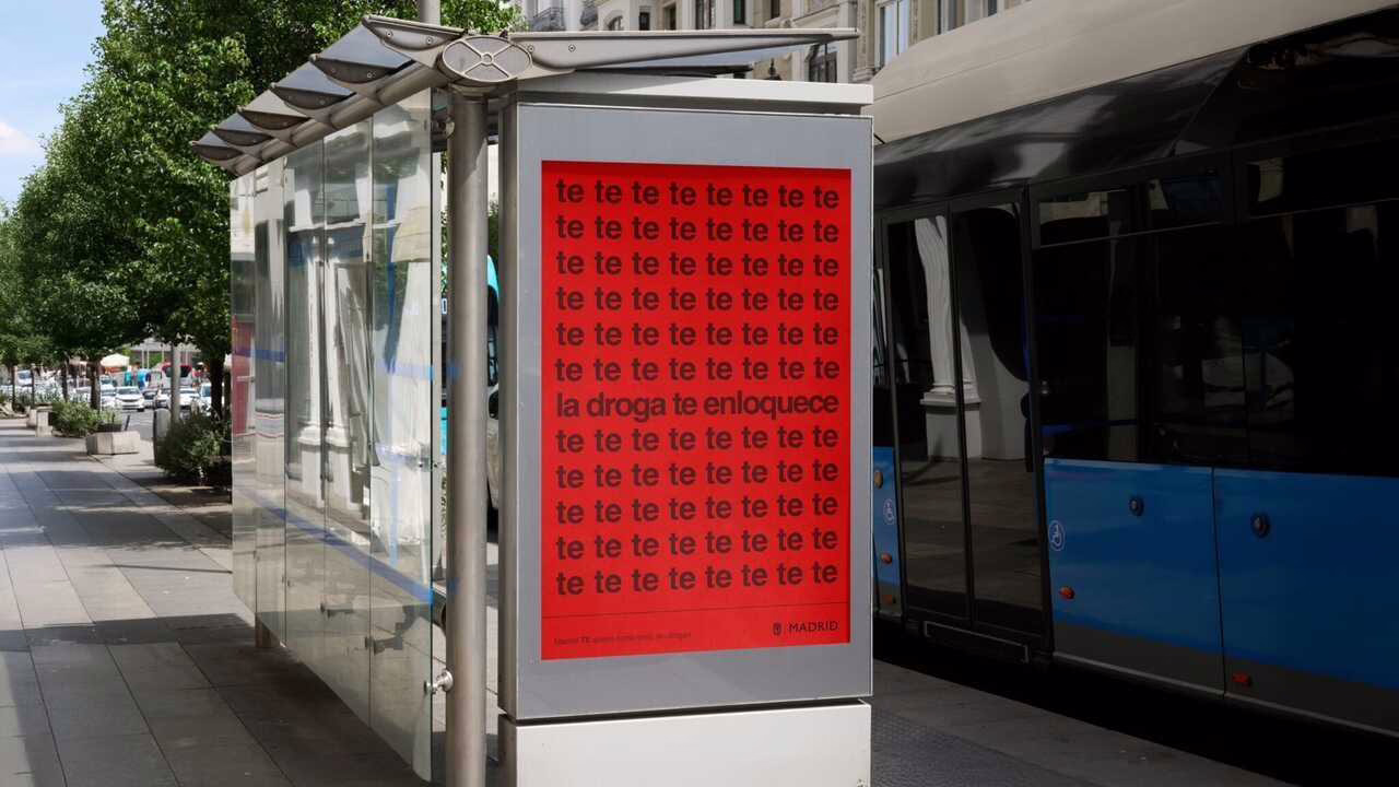 La iniciativa antidrogas del Ayuntamiento de Madrid recibe el segundo lugar en los Premios JCDecaux por su efecto visual.
