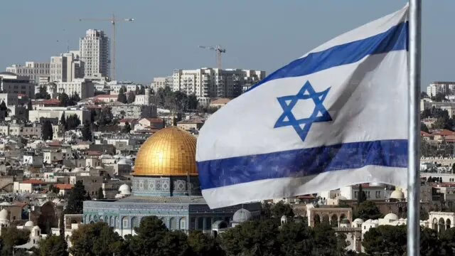 Exiliados iraníes se reúnen ante la embajada de Israel en Madrid para expresar su gratitud por sus esfuerzos contra el régimen de Irán.
