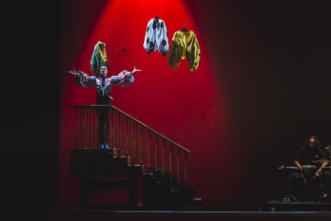 Flamenco, versos y canciones se entrelazan en el show homenaje a la vida de Miguel de Molina.