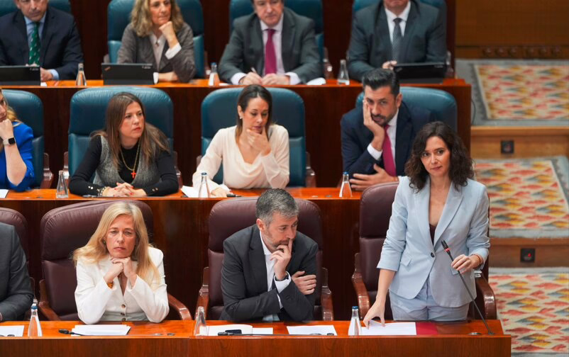 Ayuso destaca la inversión extranjera en Madrid y critica la carga tributaria impuesta por el Gobierno.