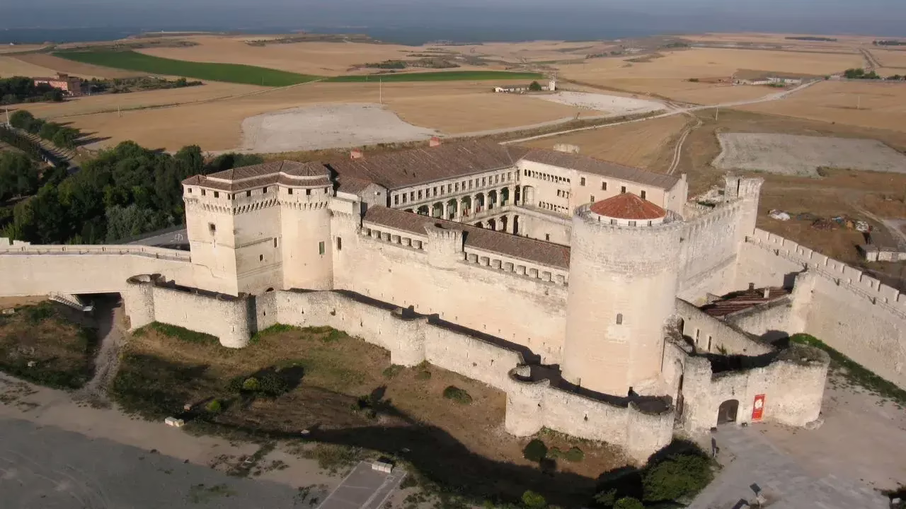 El Castillo de Cuéllar: un pilar cultural en Segovia.