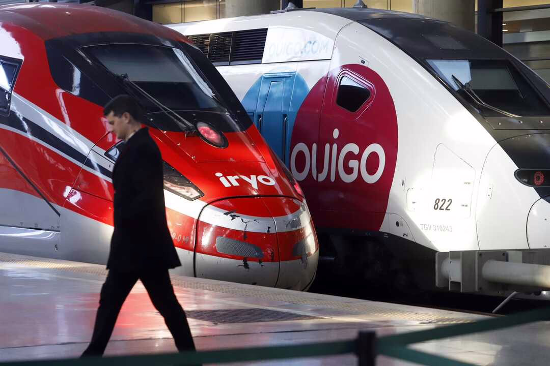 Interrupciones del AVE Madrid-Sevilla debido a un fallo en el tren Ouigo.