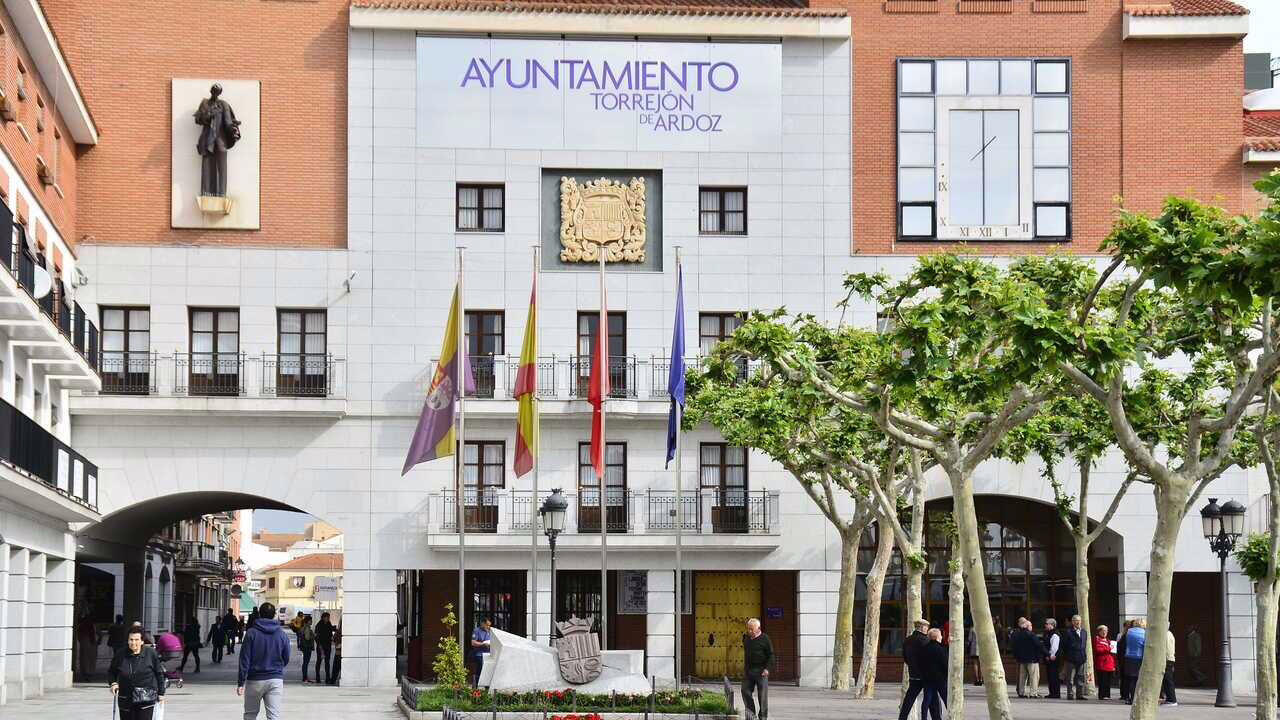 Torrejón impide el regreso del excomisario bajo investigación por agresión sexual para salvaguardar a la víctima.