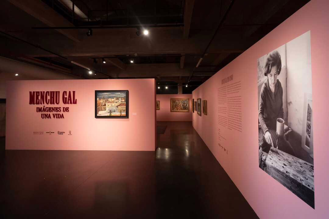 Madrid rinde homenaje a Menchu Gal con una amplia exposición que abarca su carrera artística.
